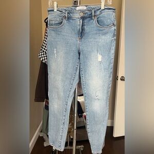 Loft skinny jeans, light wash with mild distressing. Size 6 / 28.